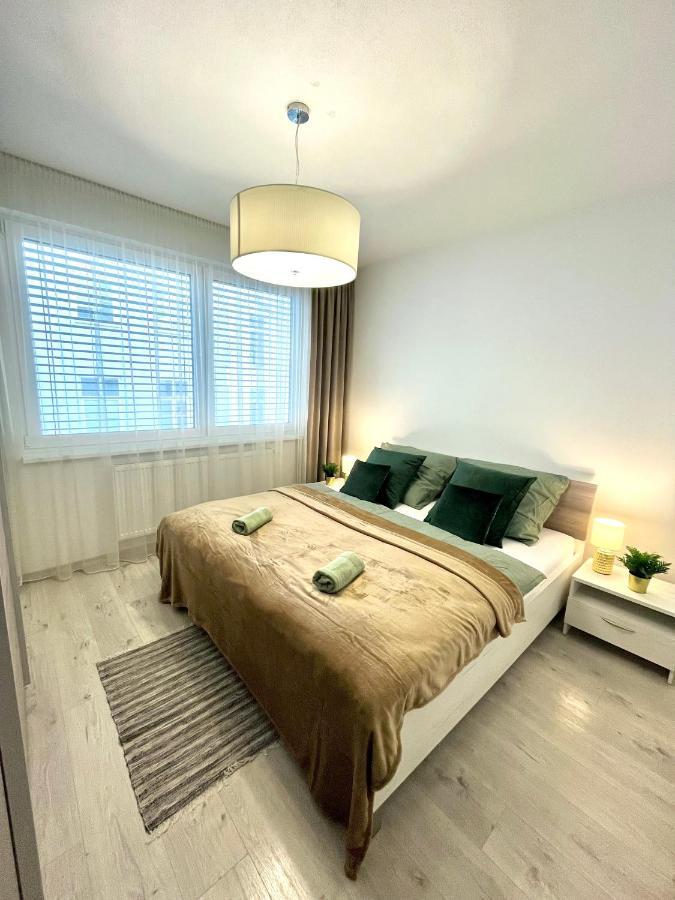 The Elite Suite II Downtown Ac & Garage Parking บราติสลาวา ภายนอก รูปภาพ