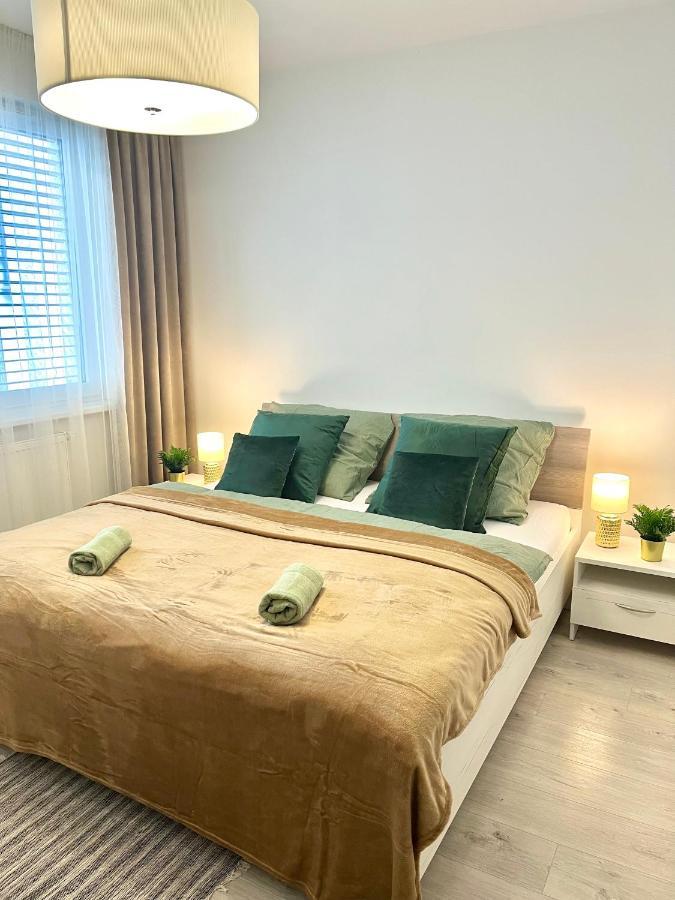 The Elite Suite II Downtown Ac & Garage Parking บราติสลาวา ภายนอก รูปภาพ