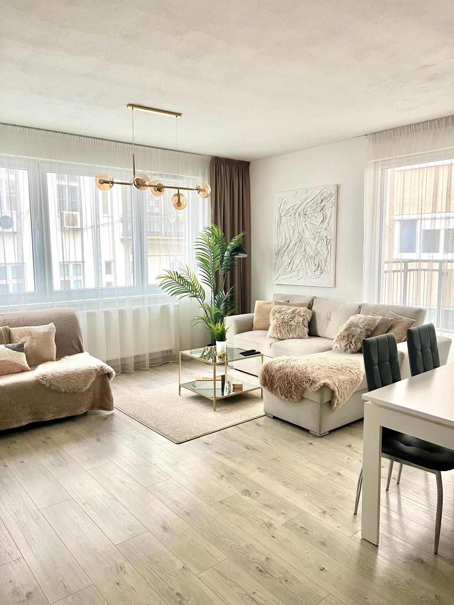 The Elite Suite II Downtown Ac & Garage Parking บราติสลาวา ภายนอก รูปภาพ