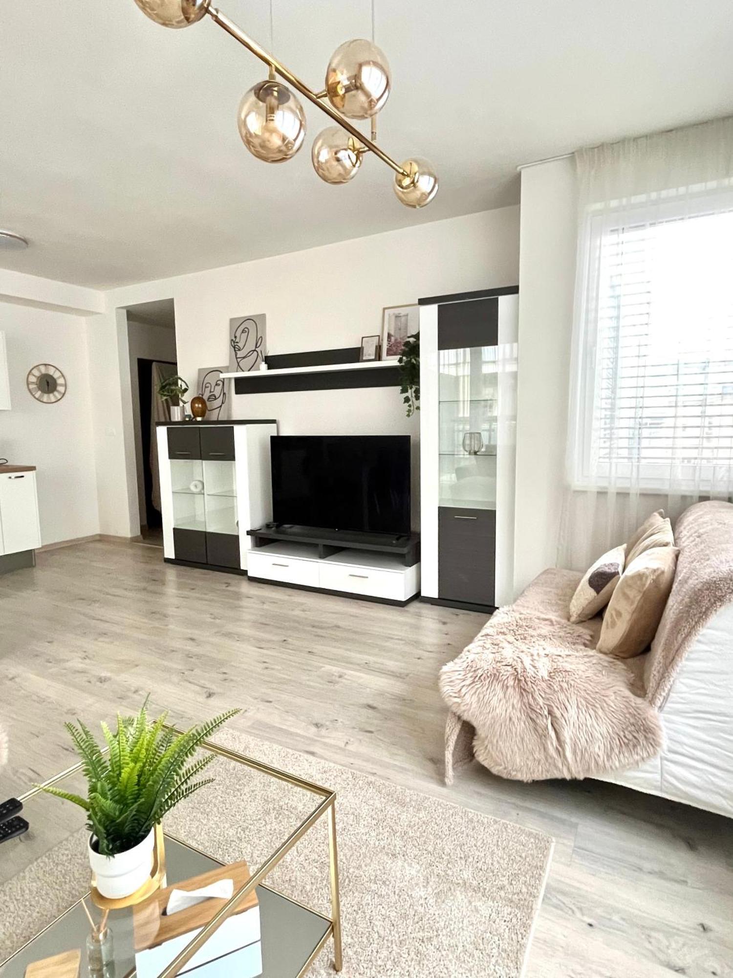 The Elite Suite II Downtown Ac & Garage Parking บราติสลาวา ภายนอก รูปภาพ
