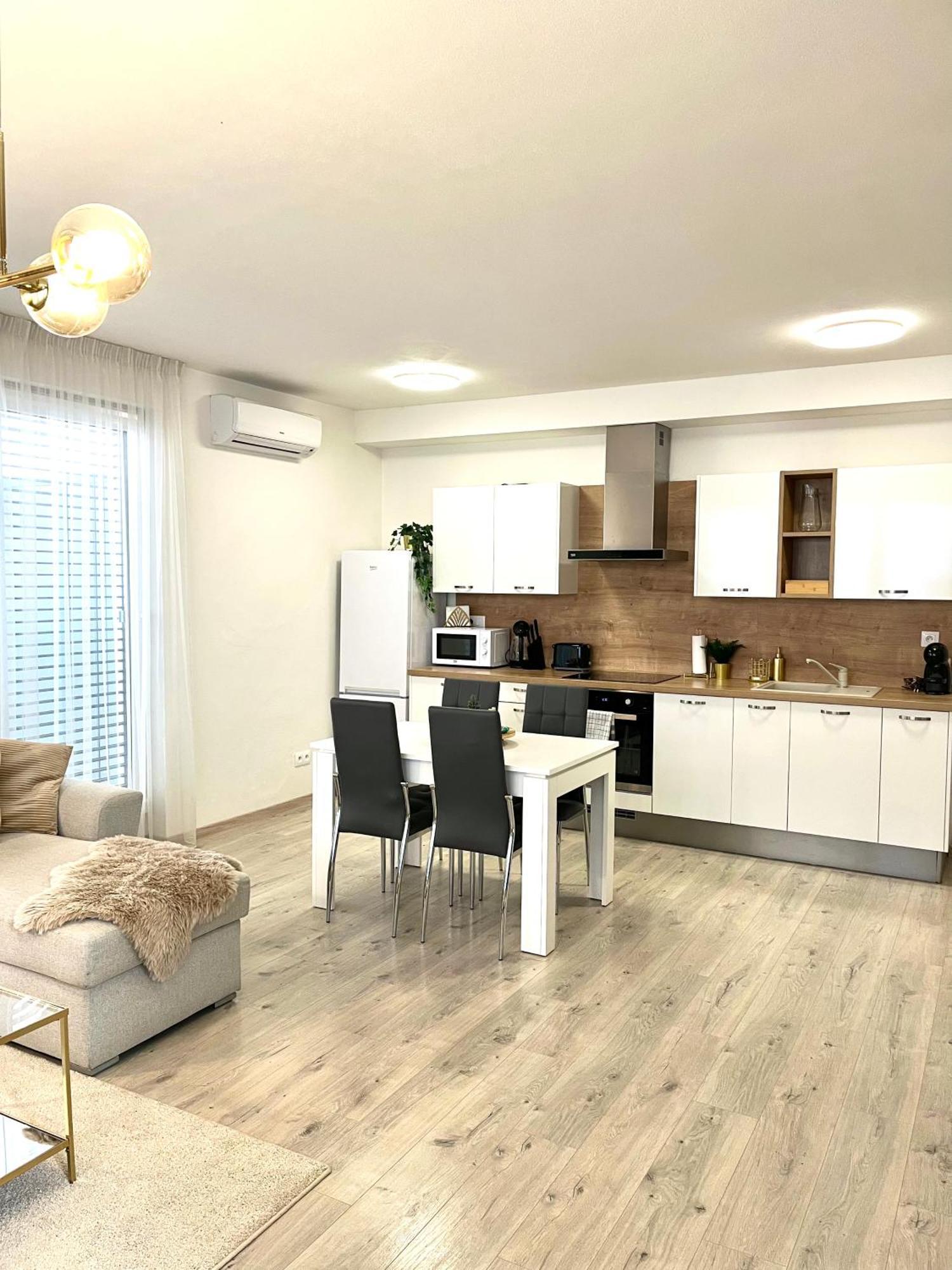 The Elite Suite II Downtown Ac & Garage Parking บราติสลาวา ภายนอก รูปภาพ