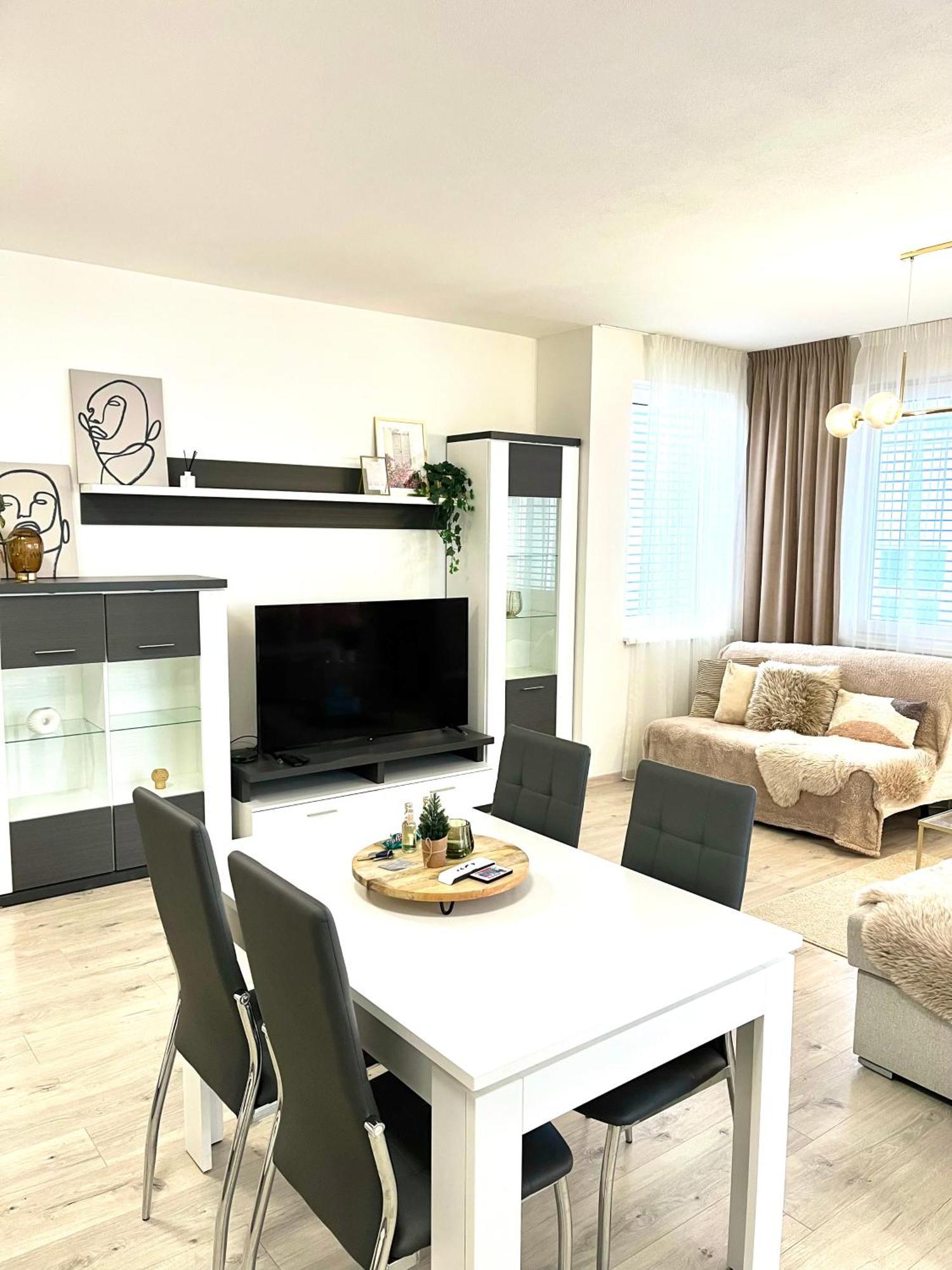 The Elite Suite II Downtown Ac & Garage Parking บราติสลาวา ภายนอก รูปภาพ
