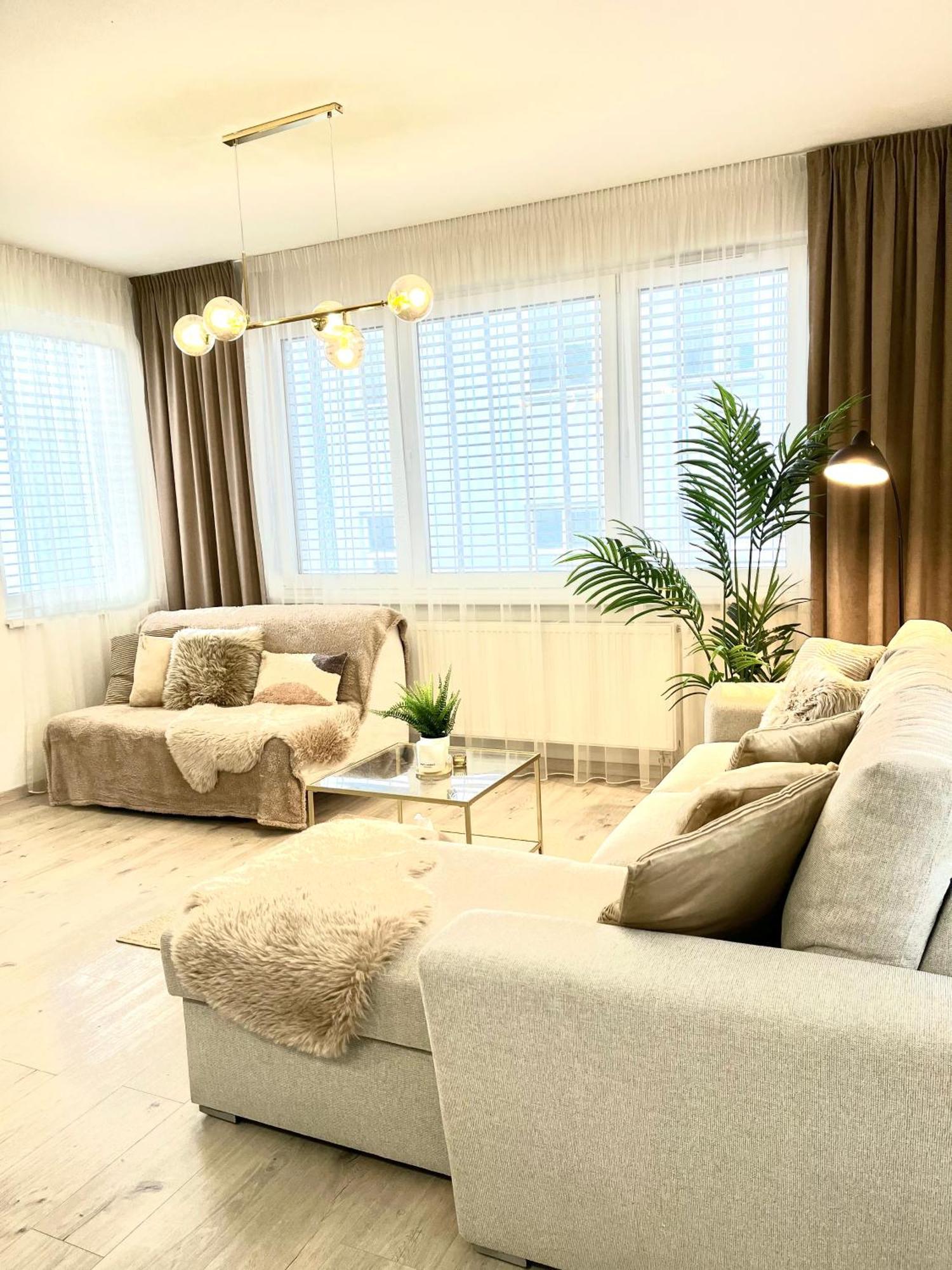 The Elite Suite II Downtown Ac & Garage Parking บราติสลาวา ภายนอก รูปภาพ