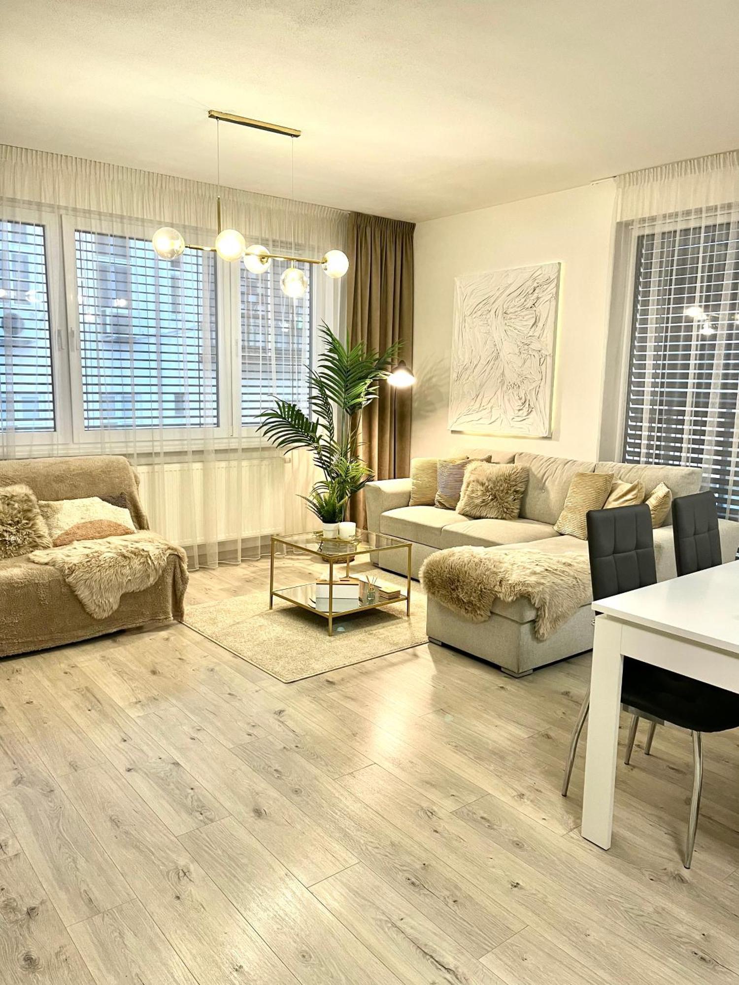 The Elite Suite II Downtown Ac & Garage Parking บราติสลาวา ภายนอก รูปภาพ