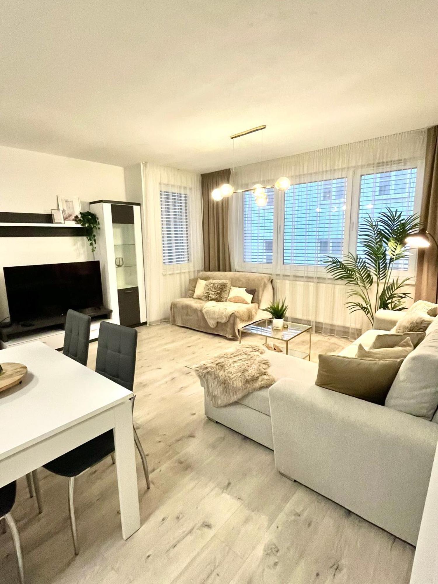 The Elite Suite II Downtown Ac & Garage Parking บราติสลาวา ภายนอก รูปภาพ